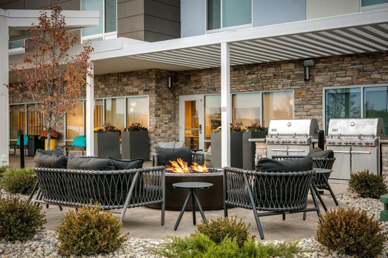 Towneplace Suites By Marriott Oconomowoc Exterior photo